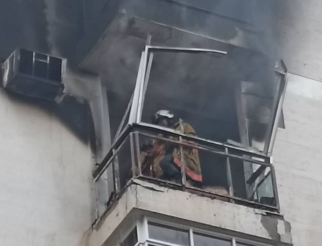 Muere exmagistrado del TSJ y su esposa en devastador incendio dentro de su apartamento en Chacao (+Video)