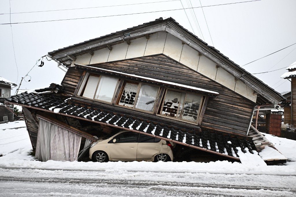 Desaparecidos por el sismo de Japón se triplica y supera los 300