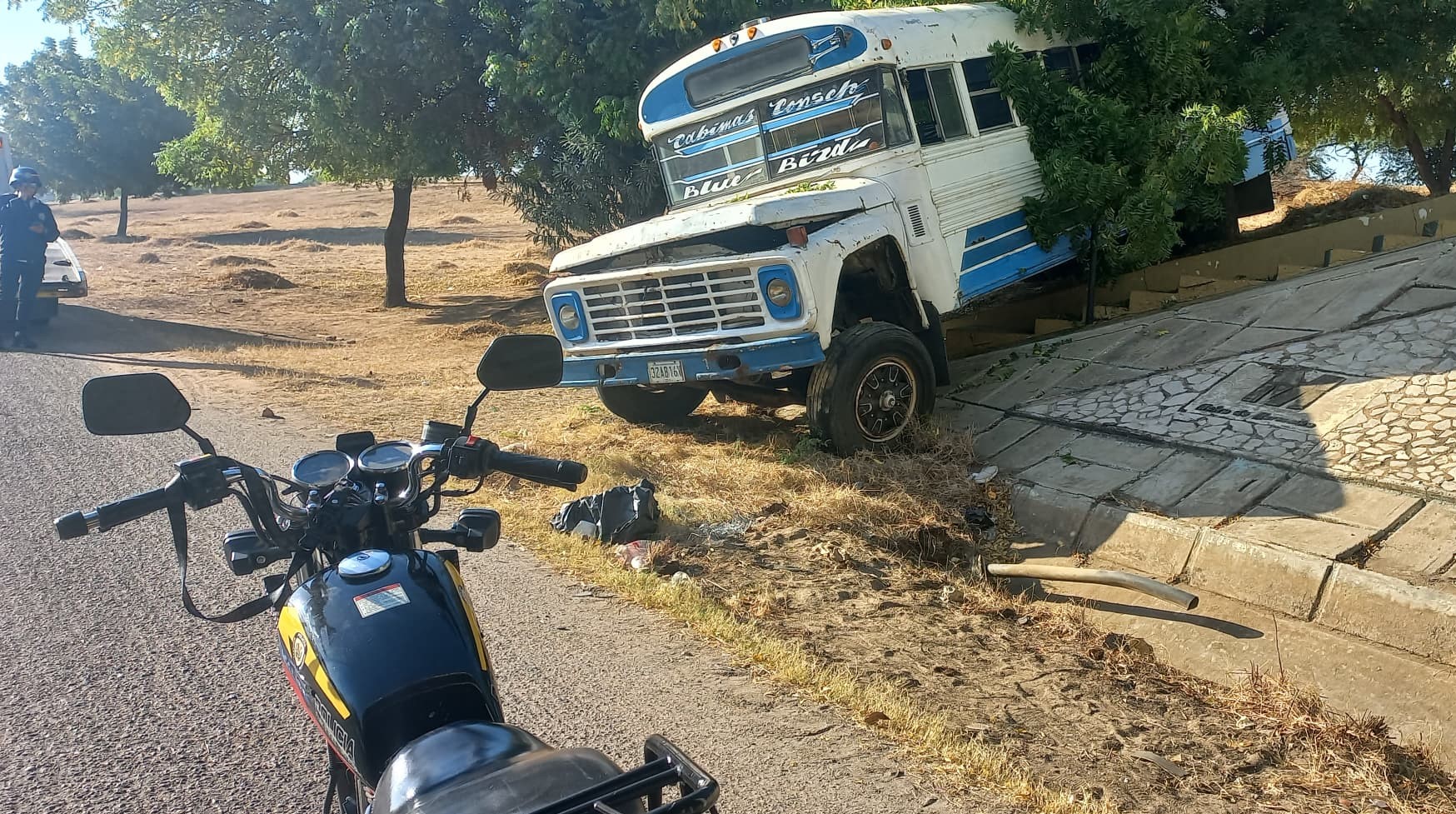 Chofer de un autobús perdió el control y cayó por el distribuidor Pomona en la C-1 de Maracaibo