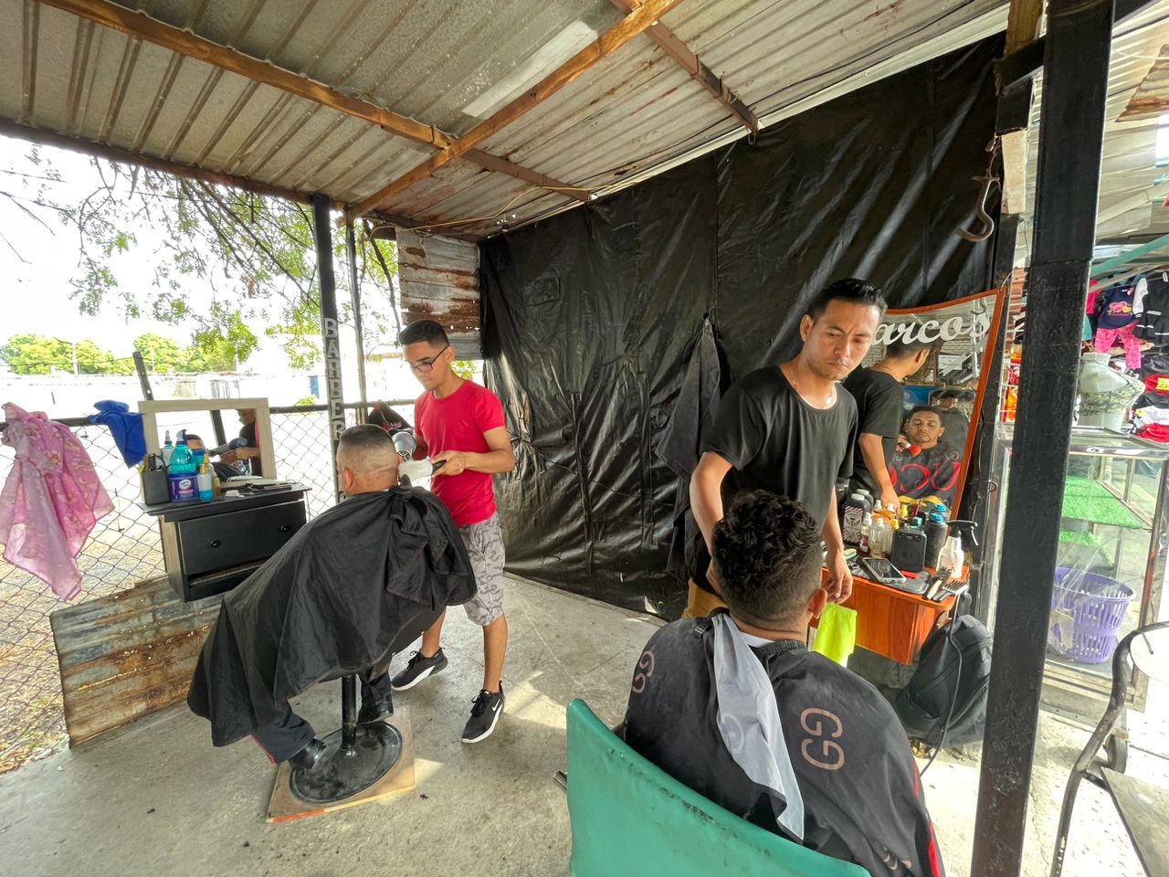 La peluquería callejera: Cualquier “tarantín” debajo de un árbol, es una barbería de 