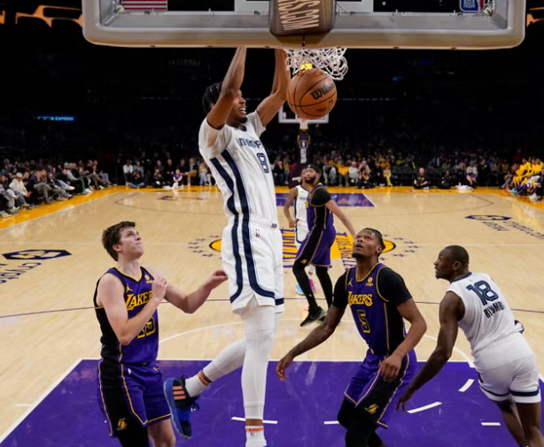 Lakers sufre su cuarta caída consecutiva al caer ante Grizzlies