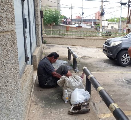 Ciudadano en situación de calle requiere atención médica urgente