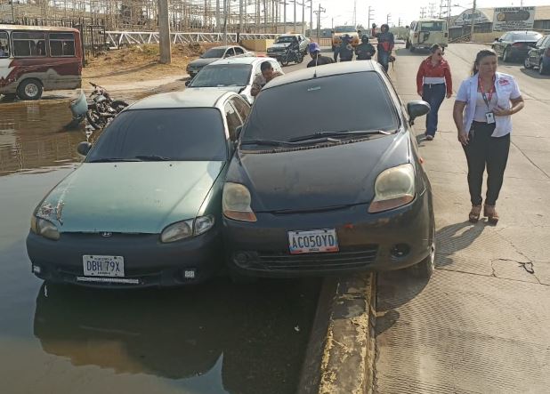 Fuerte choque causó destrozos en dos carros y una moto en Haticos (+Fotos)