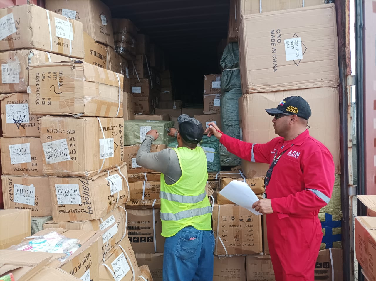 Funcionarios del Seniat verifican mercancías de importación en la Aduana de Maracaibo