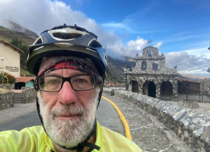 Ciclista brasileño de 60 años recorre las Américas en bicicleta con sueño y motivación muy especiales