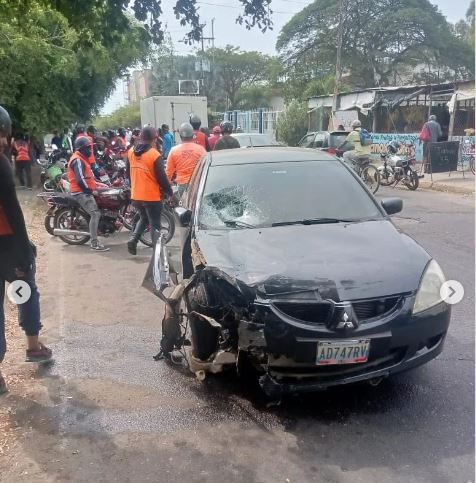 Joven herido al impactar su moto contra un carro en Ciudad Ojeda (+Video)