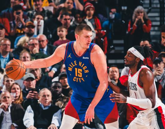 Los Nuggets sellaron un nuevo triunfo ante los Blazzers con otro triple-doble de Jokic