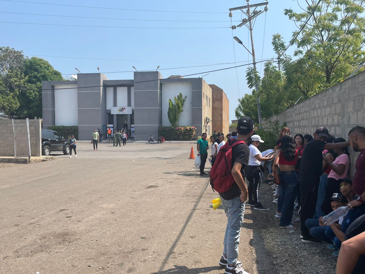 El sol y la temperatura de 40 °C no han sido obstáculos para que los maracuchos se registren en el CNE