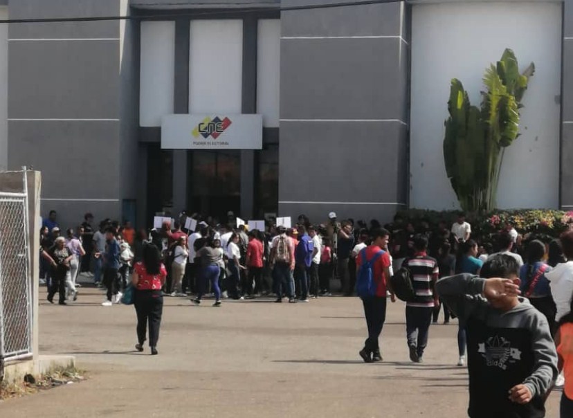 Así se encuentra el CNE de Maracaibo: Nuevos votantes engrosan la fila