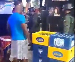 Dueño de licorería rompió cajas de cervezas al ver como los efectivos de la GNB pretendían decomisarlas (+Video)