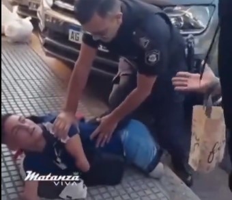 Es que hay policías que se pasan: Este se gana la medalla al Insensible