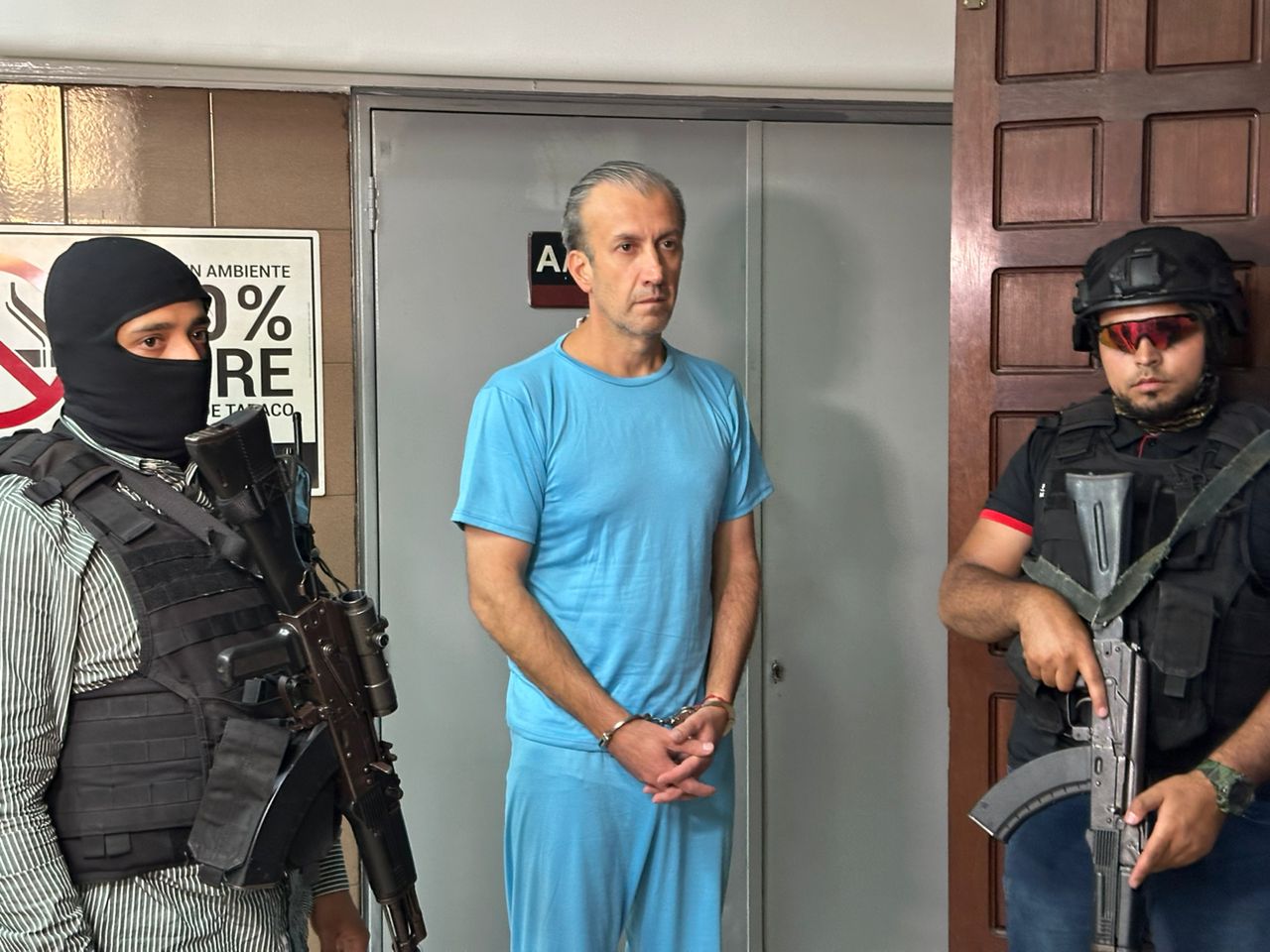 Esposado y bajo fuerte custodia policial trasladan a Tareck El Aissami al Palacio de Justicia (+Video)