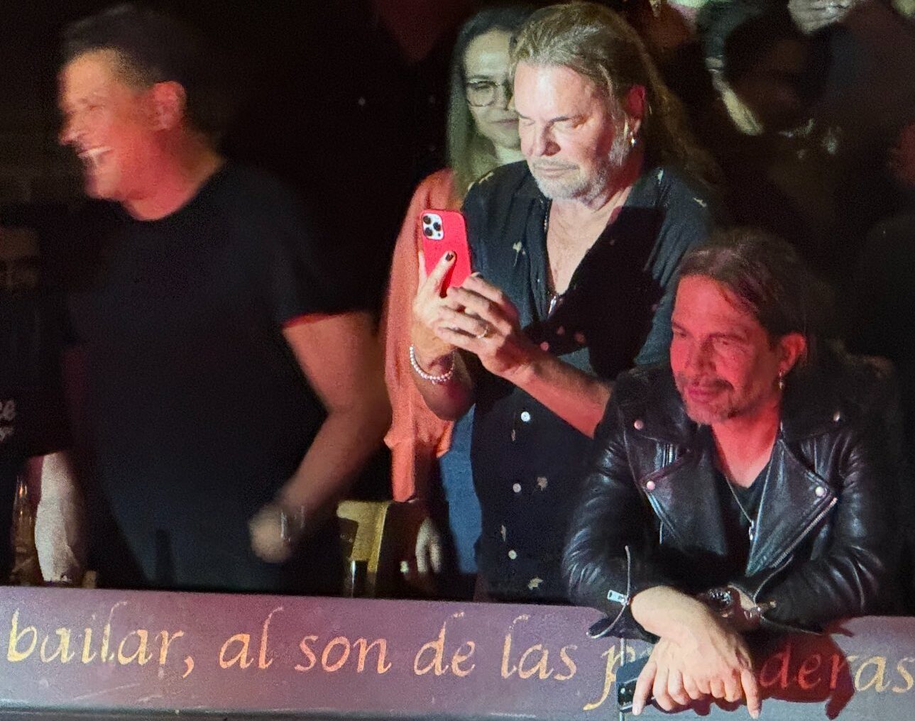 Carlos Vives le robó beso a Fher en una discoteca (Video)