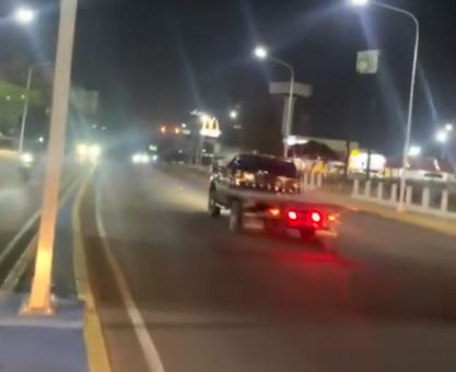 Chocan dos carros en la avenida Fuerzas Armadas de Maracaibo (+Video)