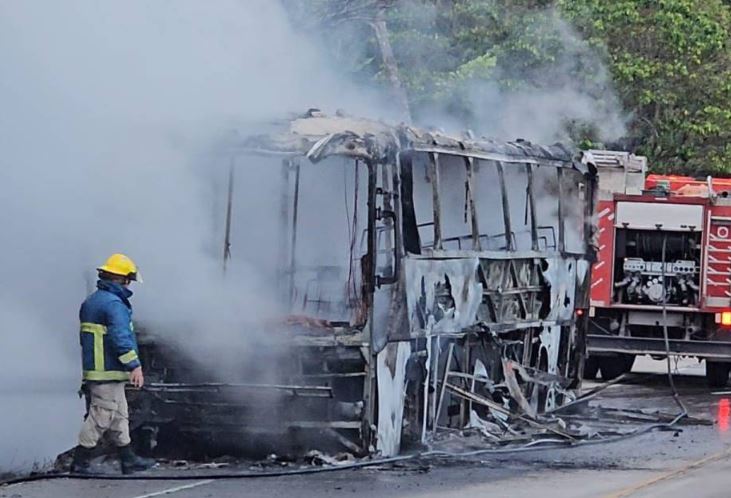 Se incendió autobús que transportaba 50 migrantes venezolanos en Honduras