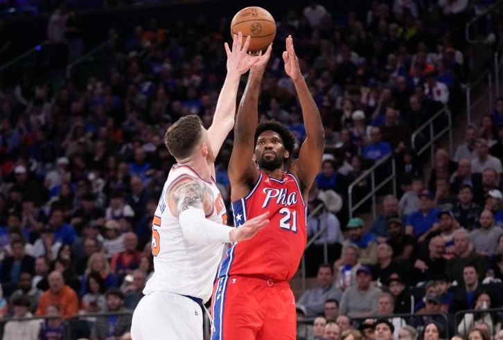 Los Knicks doblegaron a los Sixers en el inicio de los playoffs