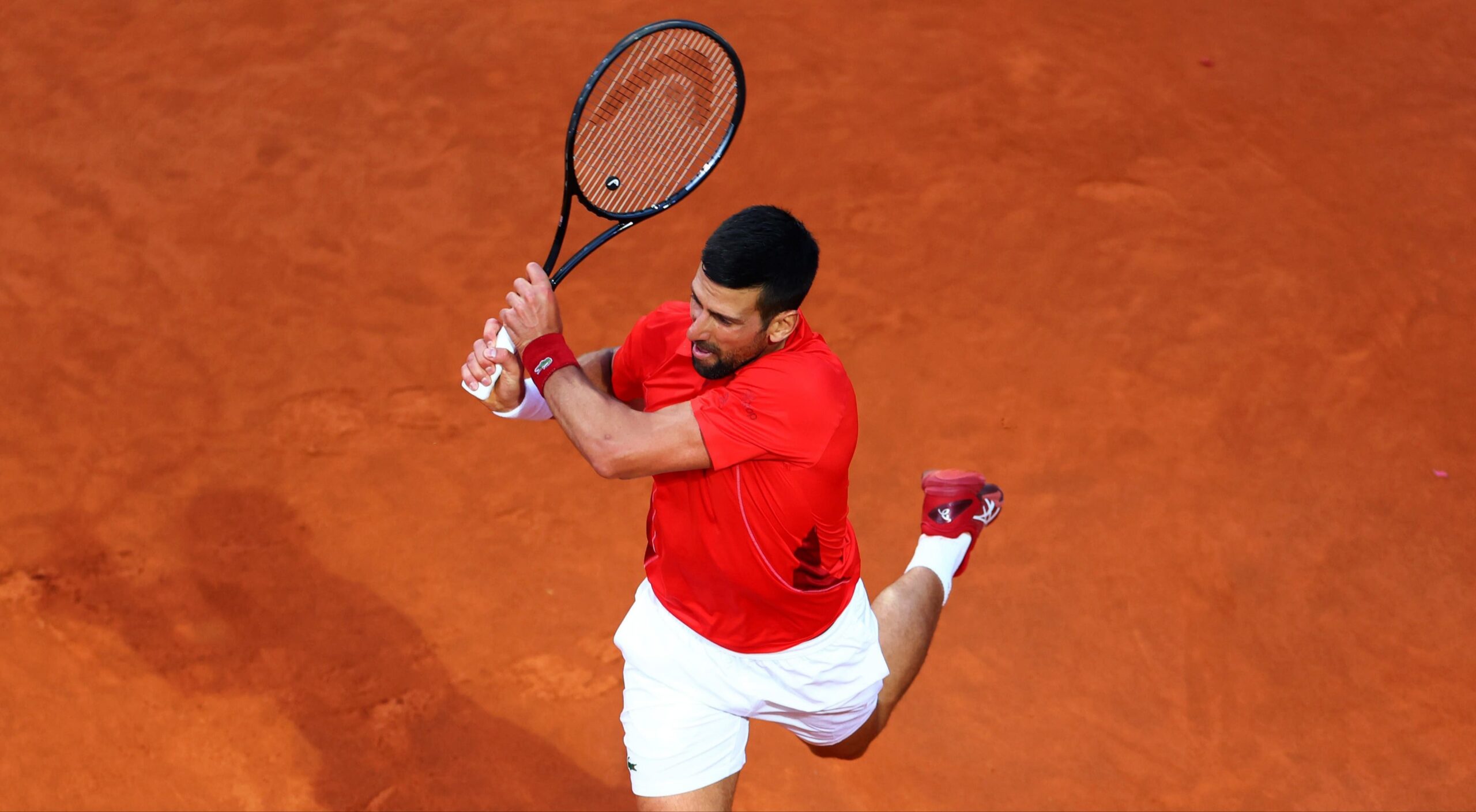 Novak Djokovic fue golpeado por accidente con una botella de agua en el ATP de Roma (+VIDEO)