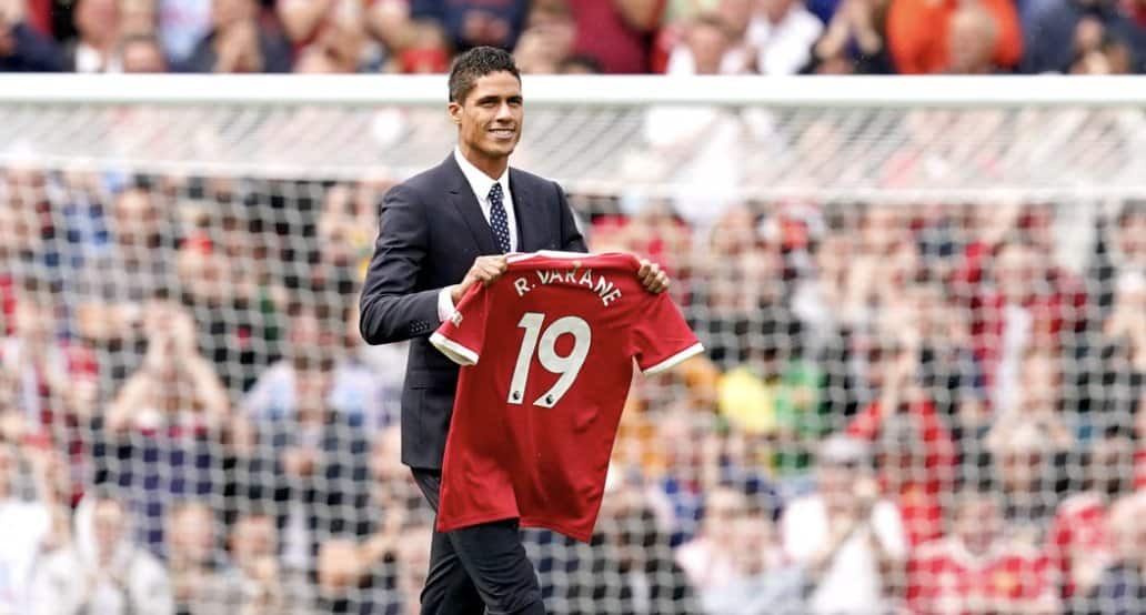 Raphael Varane se va de Manchester United a final de temporada