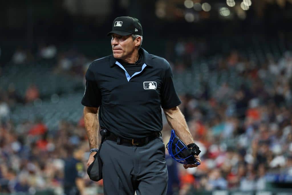 El umpire cubano Ángel Hernández anunció su retiro de la MLB