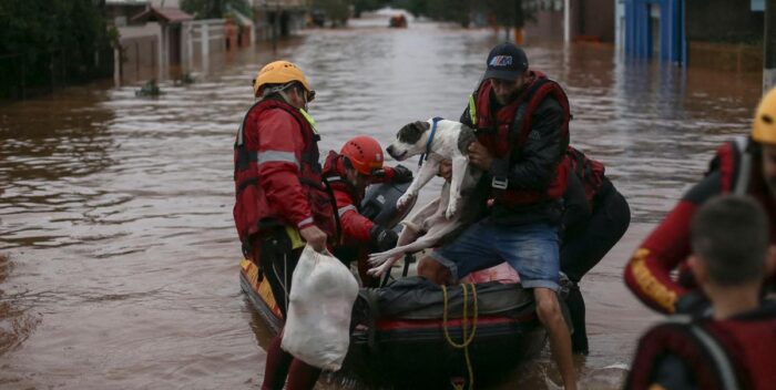 Más de 82 mil personas rescatadas tras fuertes inundaciones en el sur de Brasil