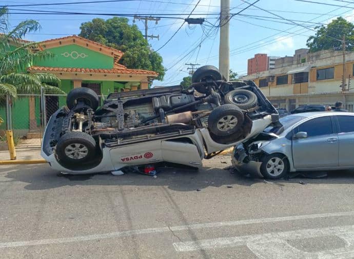 Choque y vuelco de camioneta de PDVSA en el sector Belloso (+fotos)