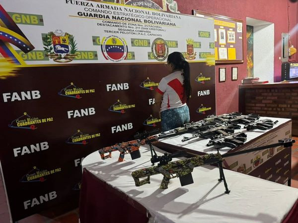 Detenida una mujer en la frontera tachirense con ocho armas de guerra: Venía de Perú
