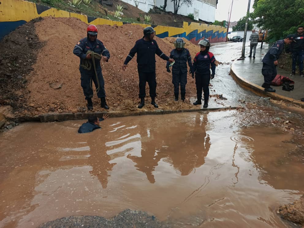 Dos lesionados por fuertes lluvias en Catia