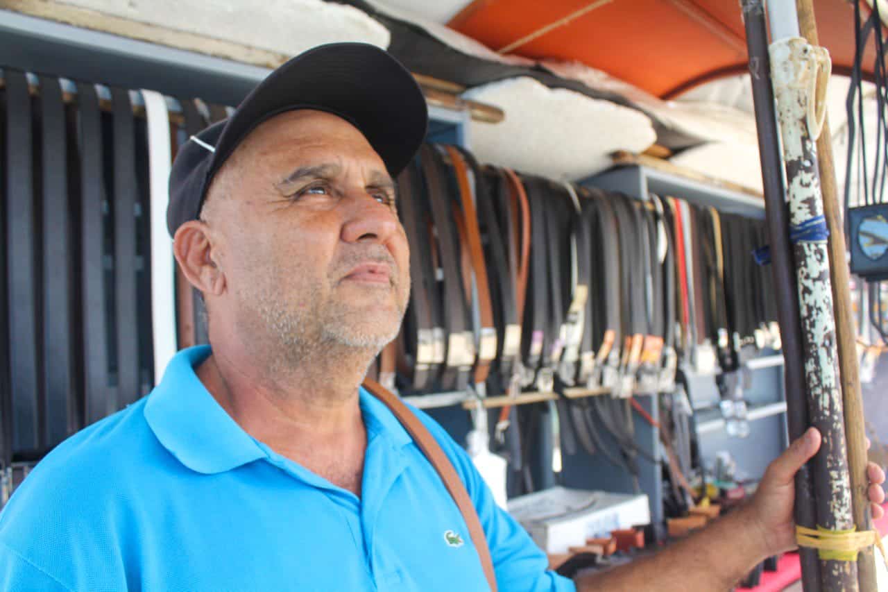 William lleva 40 años vendiendo correas en la Plaza Baralt para que al tiempo no se le caigan los pantalones