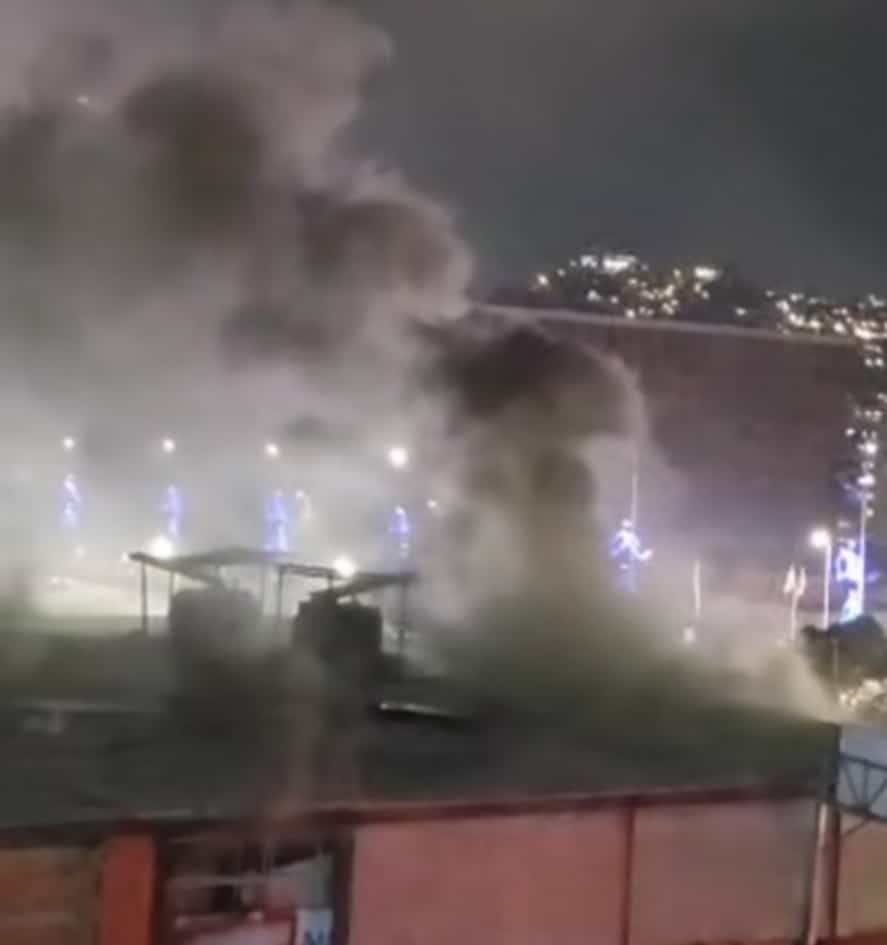 Atienden incendio a dos locales comerciales en Caracas