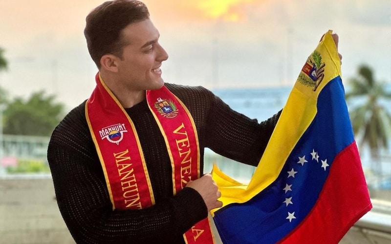 Víctor Battista obtuvo el título de 3er finalista en el Manhunt International 2024: En traje típico afocó con el tricolor venezolano