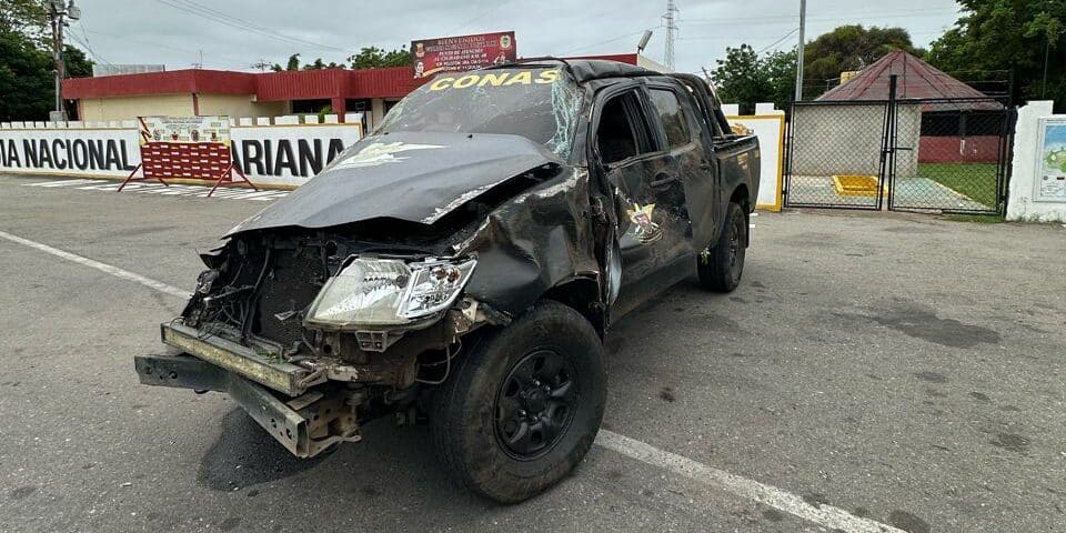 Un vehículo del Conas pierde el control al esquivar un bache en la Machiques – Maracaibo