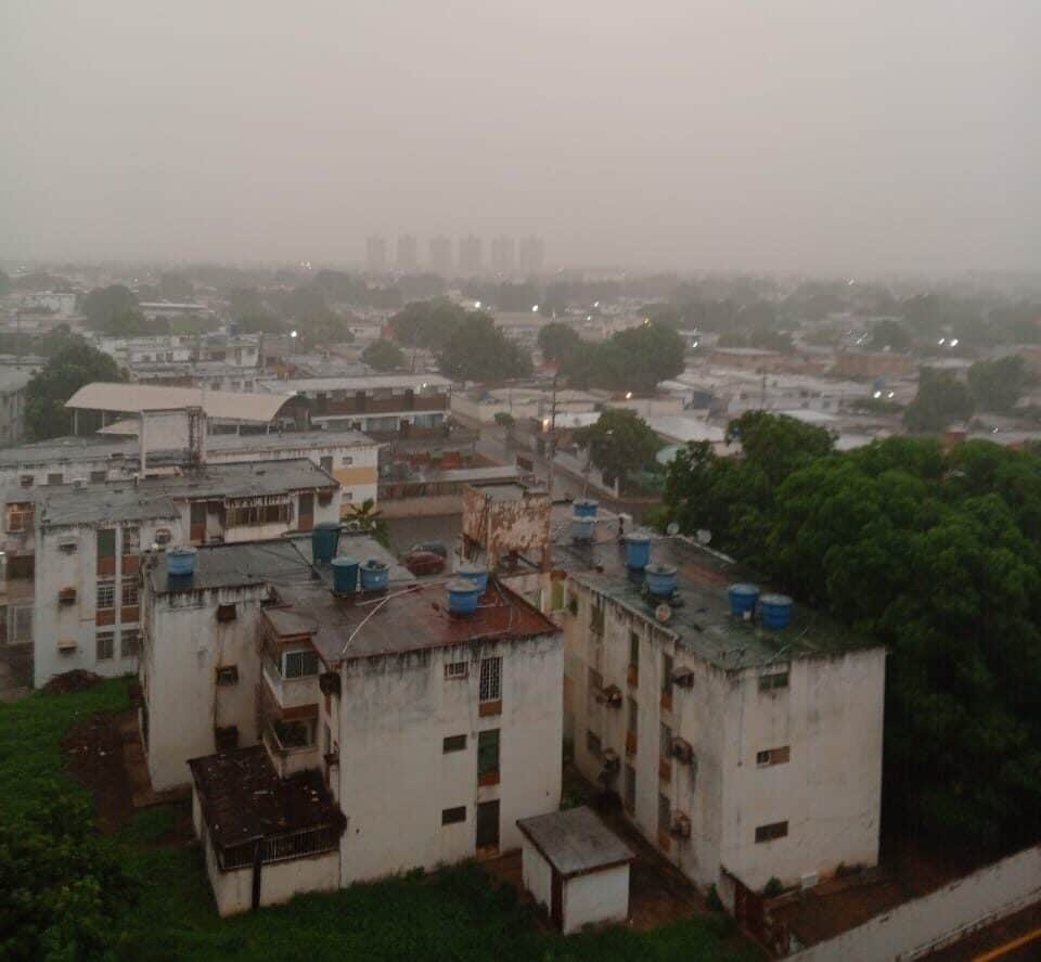 Fuerte lluvia cae en la noche de este martes 28 de mayo