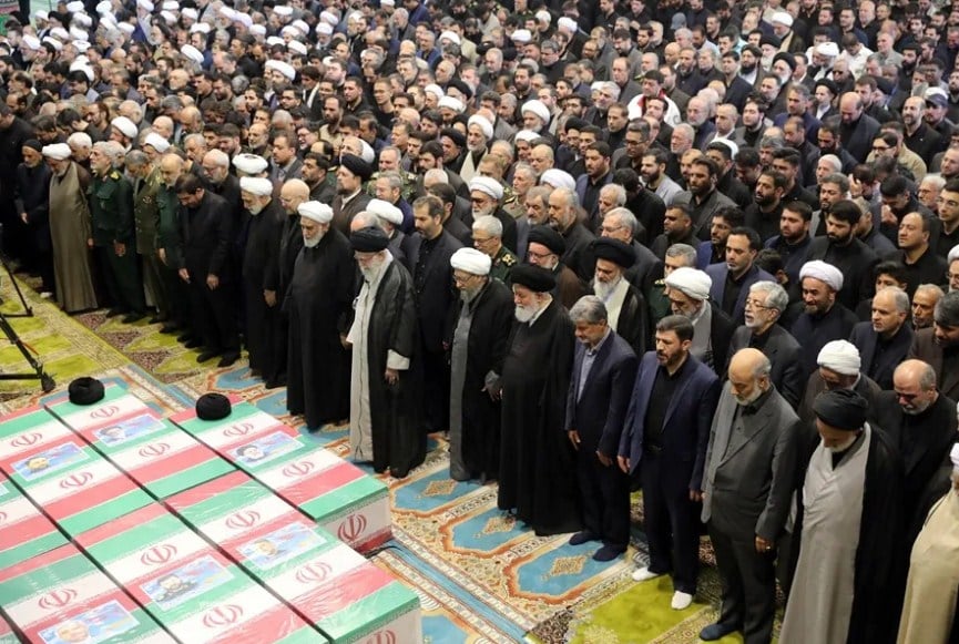 Ali Jamenei, líder supremo de Irán, presidió funeral de Ebrahim Raisí en Teherán
