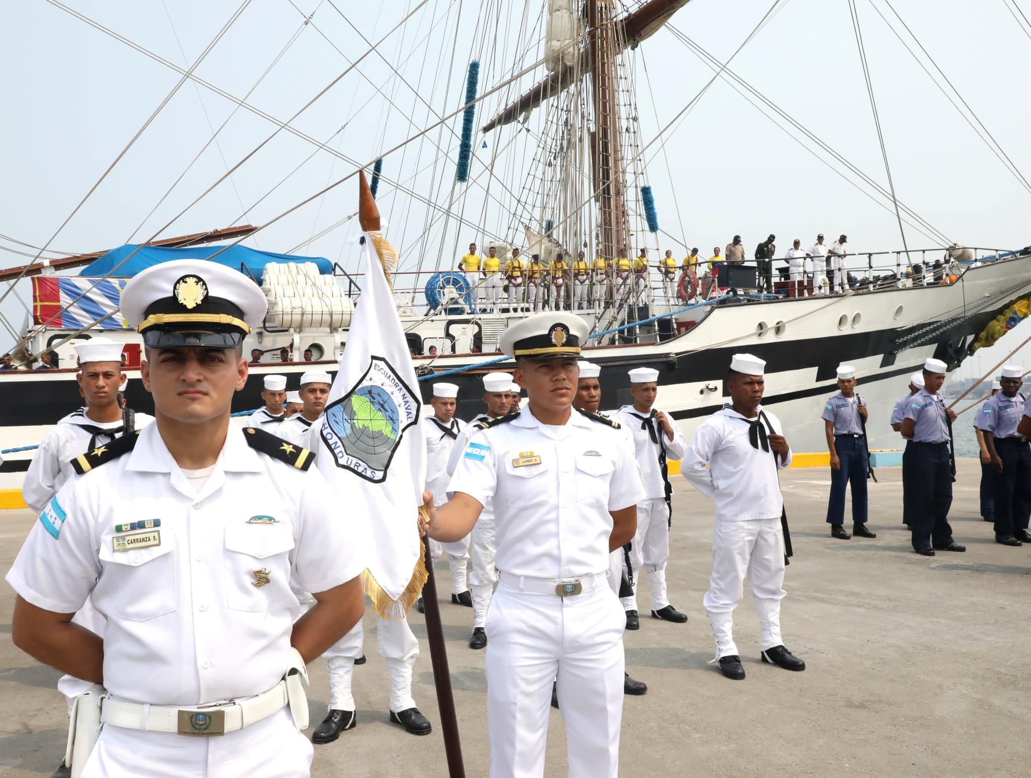 Buque escuela venezolano Simón Bolívar llegó a puerto de Honduras en viaje de instrucción