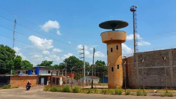 Encuentran 13 teléfonos y 48 armas blancas dentro de los pabellones A y B de la antigua cárcel de Sabaneta