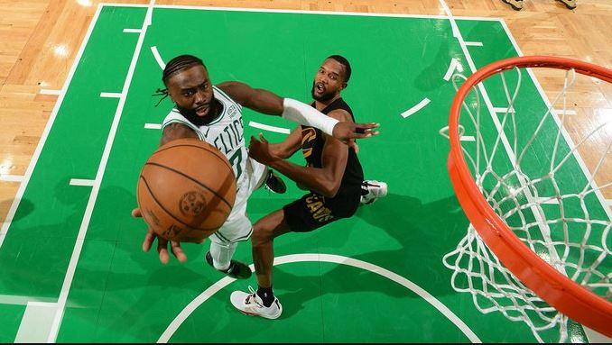 Celtics toma ventaja ante Cavaliers en el primero de semifinales