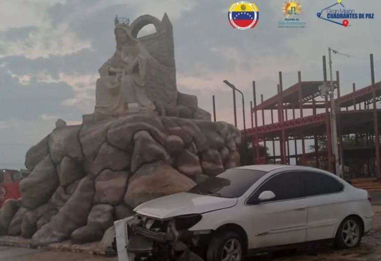 Conductor borracho impactó contra el monumento de la Virgen de Coromoto en San Francisco