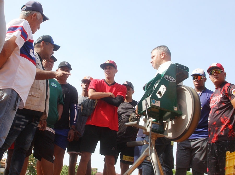 Entregan máquina de bateo para equipos de softbol del Zulia