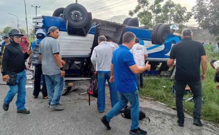 Se volcó autobús en la autopista de Valencia