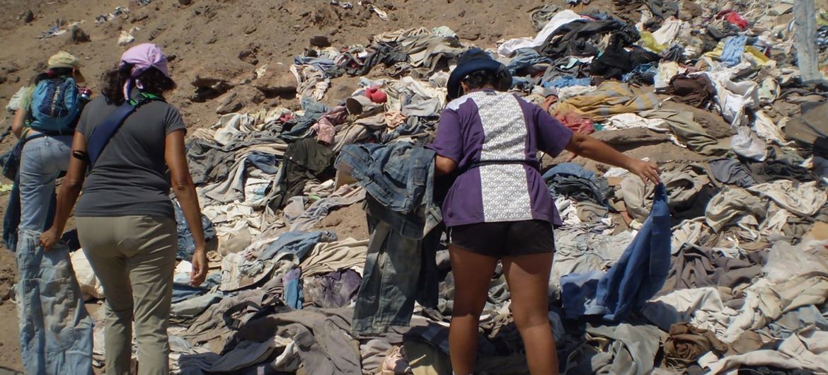 Atacama Fashion Week 2024: Realizan desfile de moda en uno de los vertederos de ropa más grandes del mundo