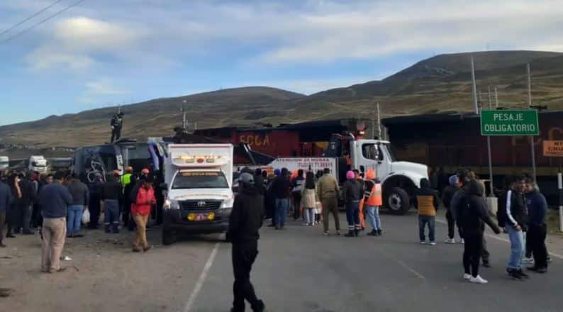 Cuatro muertos y 38 heridos dejó choque entre autobús y un tren en Perú