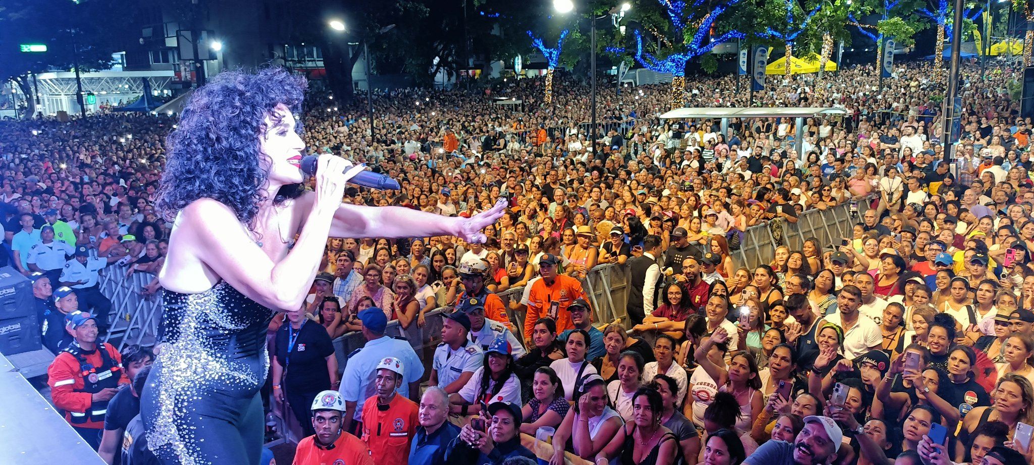 Karina llenó la plaza Francia de Altamira con su concierto: Fue declarada hija ilustre de Chacao (+Videos)