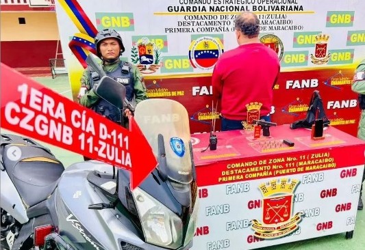 Detienen en Maracaibo a un impostor con una pistola, 13 municiones y una moto rotulada con el logotipo del CPBEZ