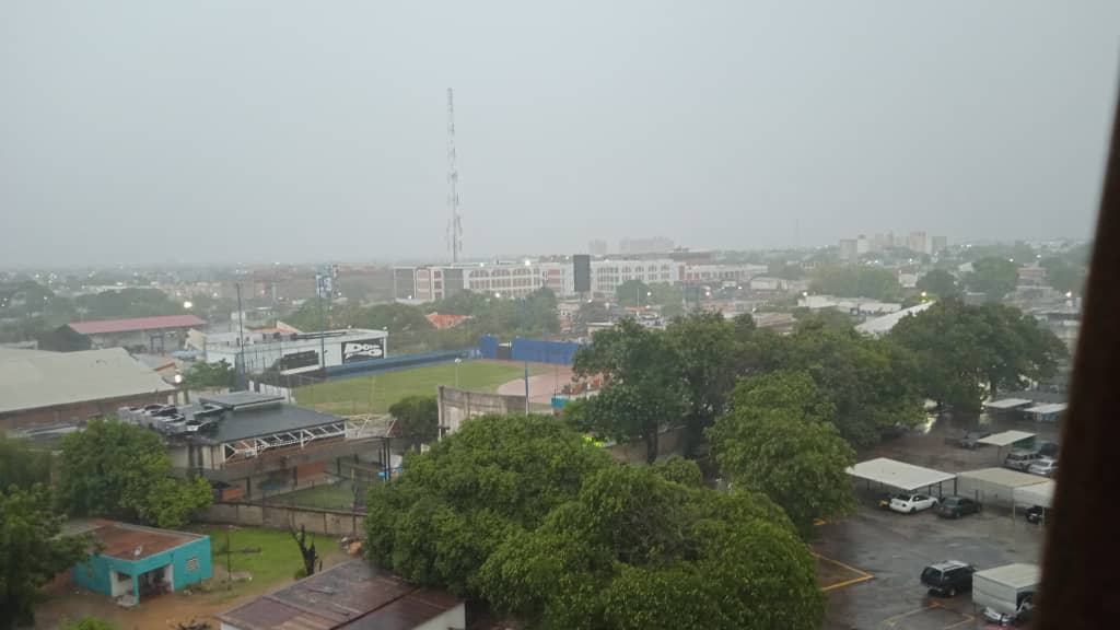 Torrencial lluvia con descargas eléctricas sorprendió a marabinos y habitantes de San Francisco la mañana de este 07-Sep