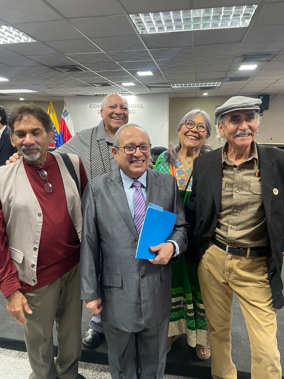 El artista plástico zuliano salió hoy del taller dejando sus pinturas y esculturas,  para ganar un espacio en el Concejo Municipal y recibir un reconocimiento en su día