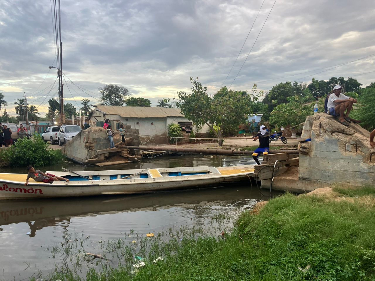 Alcaldía de Maracaibo rehabilitará el puente peatonal que comunica a Santa Rosa de Agua y Rincón del Mangle