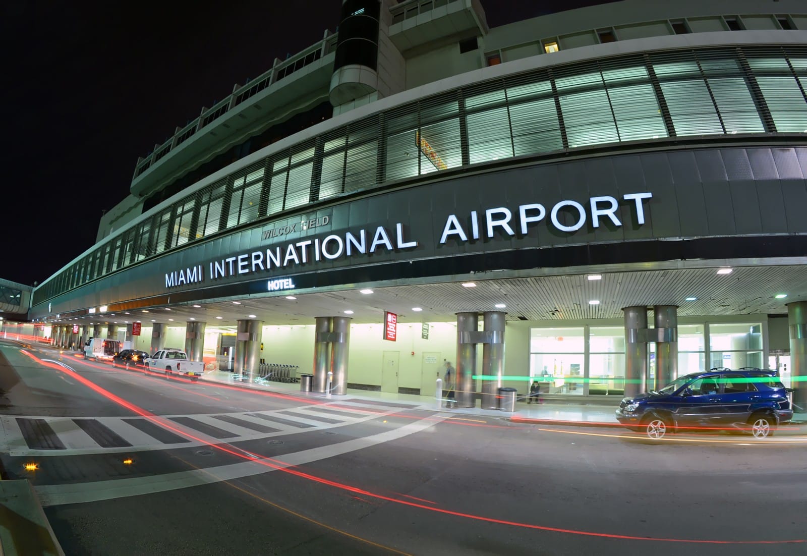 Dólares es la pista: Un camión blindado perdió varias bolsas de billetes en el Aeropuerto de Miami