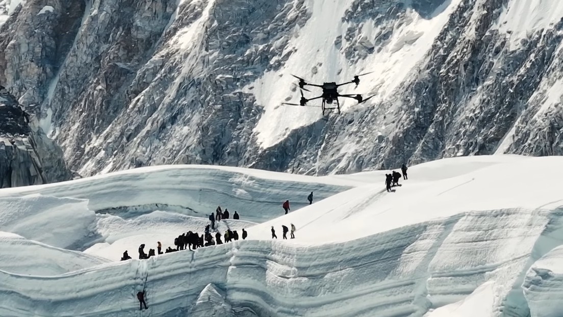 Por primera vez un dron hizo entrega de carga por Everest