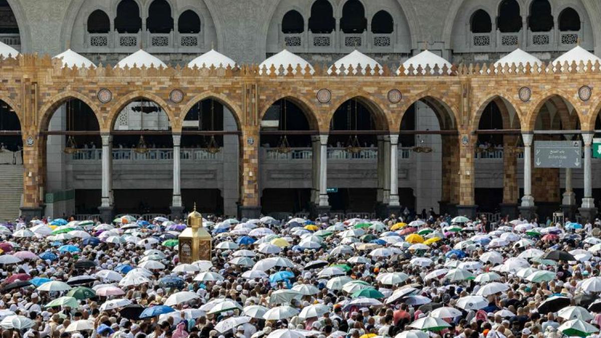 Reportan 900 muertos por ola de calor en peregrinación hacia La Meca, en Arabia Saudita