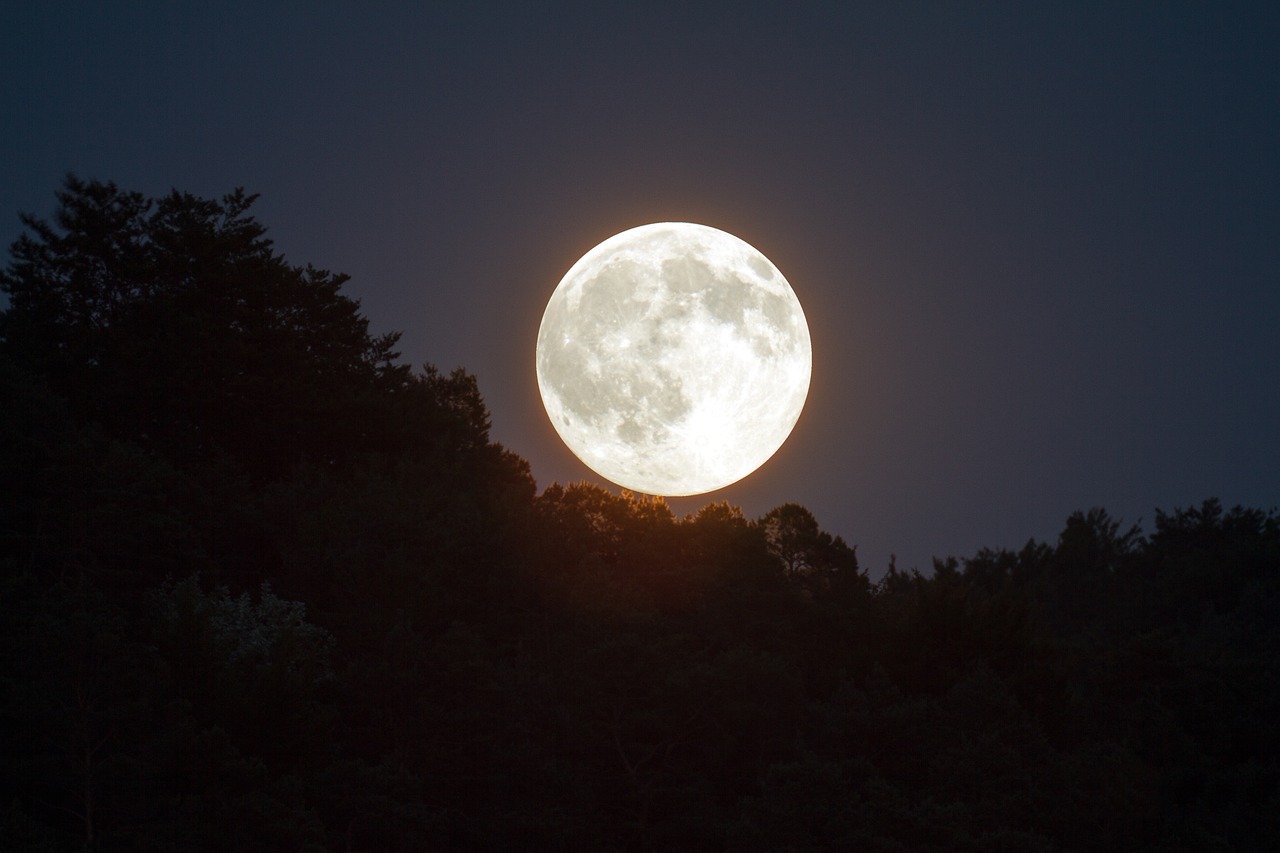 Luna llena de este viernes será diferente: se lo conoce como “luna de fresa”